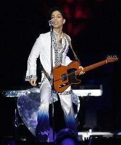 Prince durante un concierto.