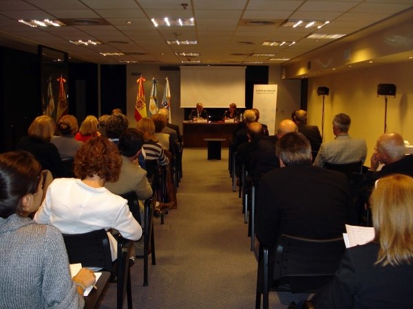 Francisco Rodríguez y María José Porteiro, en la reunión con los centros gallegos de Argentina.