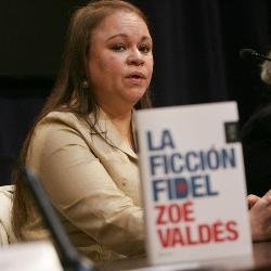 Zoe Valdés junto a su nuevo libro.