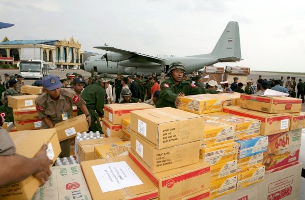 Imagen facilitada por la Junta Militar de soldados birmanos organizando la ayuda humanitaria.
