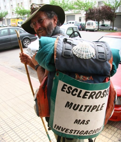 José María Arroyo, a su llegada a Verín, con su mochila. (Foto: Xesús Fariñas)