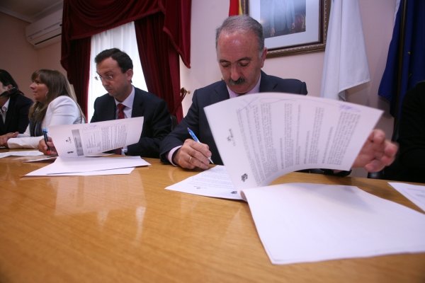 Julio Armada y Xosé Manuel Freire Couto firman el convenio de colaboración. (Foto: Daniel Atanes)