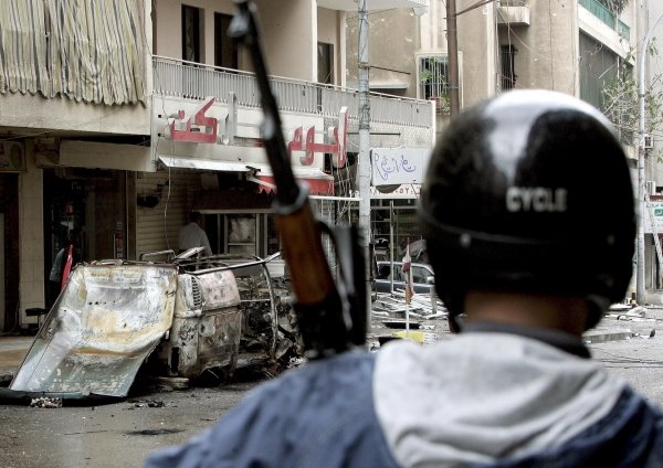 Un policía vigila un barrio de Beirut.