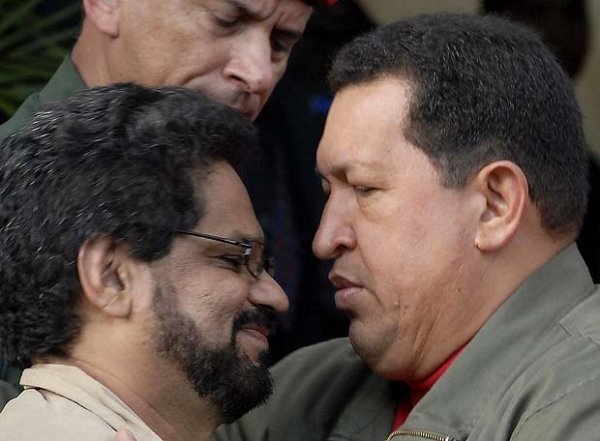 Hugo Chávez saluda al representante de las FARC Iván Márquez (Archivo)