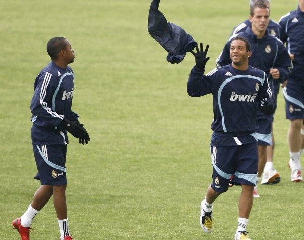 Robinho y Marcelo bromean durante el entrenamiento. (EFE)