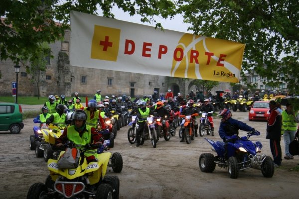 Las motos también tomaron parte. Un nutrido grupo de quads arranca en la línea de salida, situada en A Barreira. (Foto:  Xesús Fariñas )