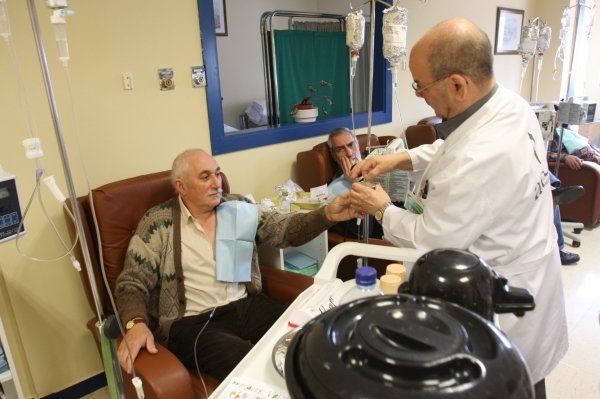 Uno de los voluntarios sirve una infusión a un enfermo, durante una sesión de quimioterapia. (Foto: Miguel Angel.)