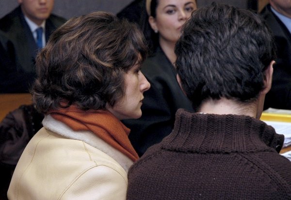 Telma Ortiz y su actual pareja, Enrique Martín-Llop, durante el juicio. (Foto: J. Carvajal)