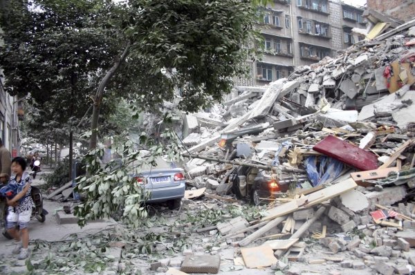 Vista de un edificio derruido a causa del terremoto.
