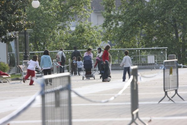 Viandantes haciendo caso omiso a la prohibición de transitar por el paseo central de la Alameda. (Foto: Miguel Angel.)