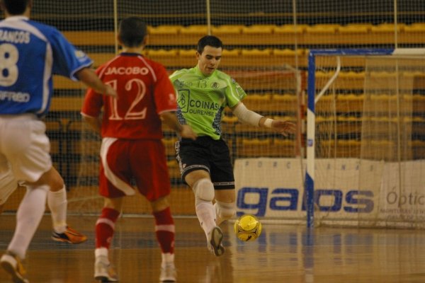 Guede despeja un balón en el partido que enfrentó al Coinasa con el Ibiza.