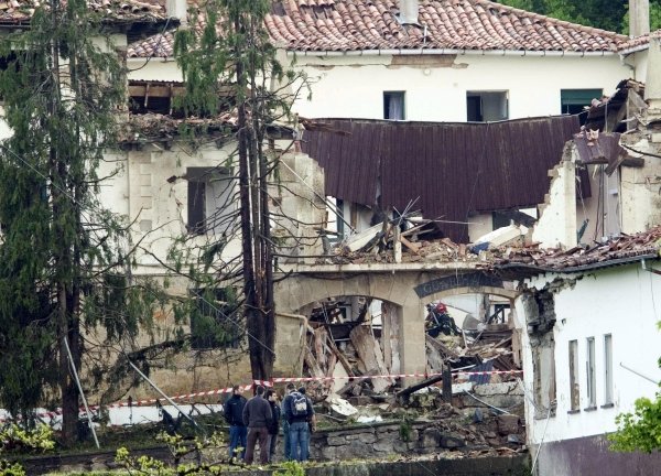 Estado de la casa cuartel de la Guardia Civil de Legutiano tras la explosión. (Foto: David Aguilar)