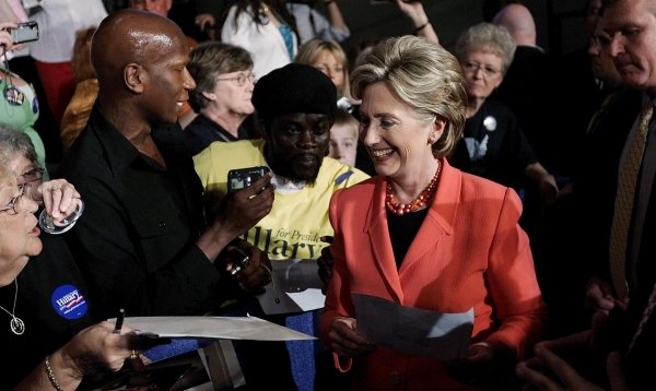 Hillary Clintonsaluda a sus seguidores en Charleston.