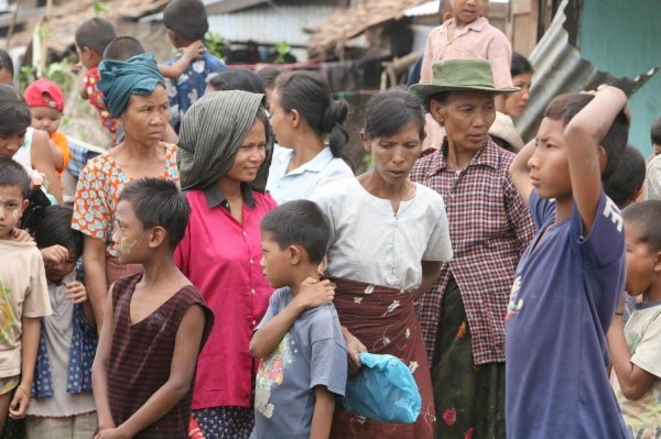 Ciudadanos birmanos hacen cola en Rangun esperando ayuda humanitaria.