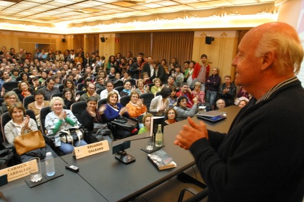 Eduardo Galeano, defensor de la naturaleza y de la democracia, ayer durante su visita a Ourense. (Foto: José Paz)