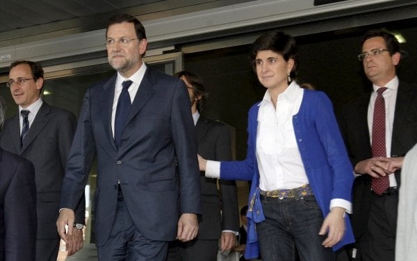 Rajoy y San Gil a la salida del hospital en Vitoria. (Foto: Alfredo Aldai)