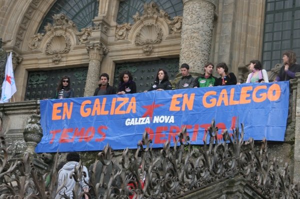 Miembros de Galiza Nova junto a la pancarta.
