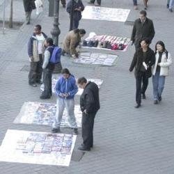 Vendedores ilegales en una calle de Madrid.