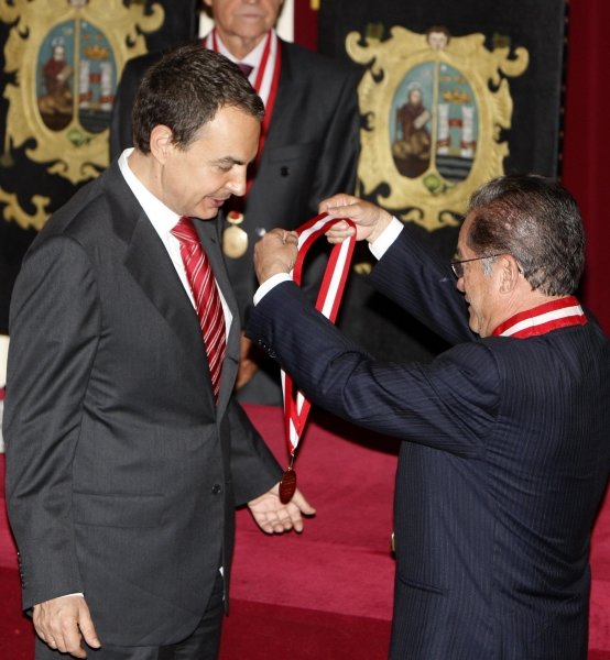 Rodríguez Zapatero recibe el reconocimiento de la Universidad de San Marcos en Lima.