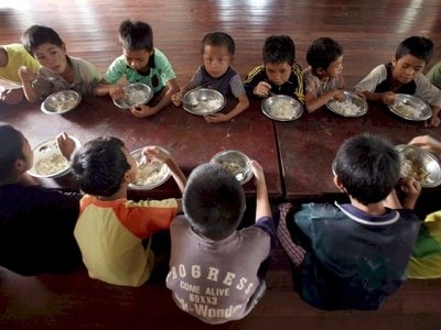 Niños almuerzan en un monasterio en Rangún, Birmania (Foto: Archivo)
