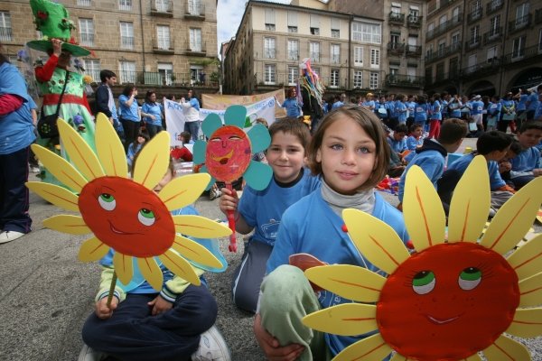 Nenos e nenas ourensáns na concentración de Correlingua na Praza Maior. (Foto: Daniel Atanes)