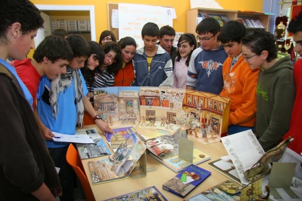 Alumnos del centro asisten a una de las exposiciones de la cultura clásica.   (Foto: Xesús Fariñas)