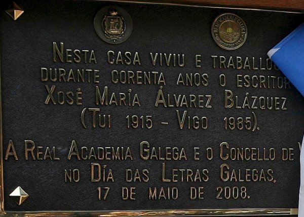 Placa en el domicilio donde vivió Xosé María Álvarez Blázquez (Foto: EFE)