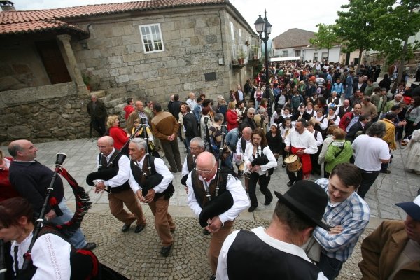 Durante todo o día, os gaiteiros levaron a súa música polas estreitas rúas do Burgo medieval. (Foto: Daniel Atanes)