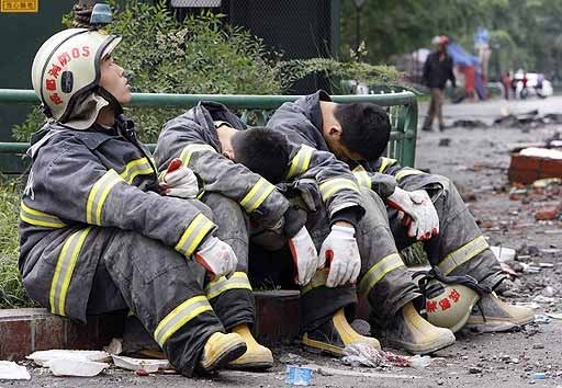 Bomberos exhaustos por los trabajos de rescate  (Foto: EFE)