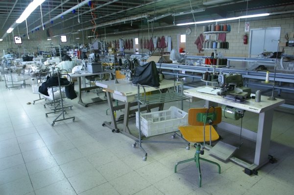 Instalaciones de uno de los últimos talleres textiles que cerró en la provincia, días antes de su cese de actividad. (Foto: Daniel Atanes)