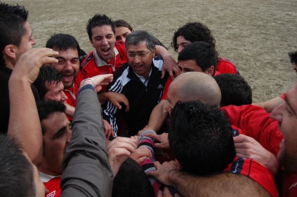 Los jugadores del Cortegada celebran junto a su entrenador la permanencia al final del partido. (Foto: Martiño Pinal)