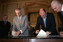 El presidente de la Xunta presidió la firma de un convenio de cooperación co la Prefectura de Río de Janeiro.  (Foto: Ana Varela)