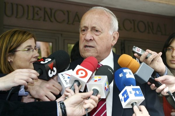 Xabier Arzalluz tras su declaración. (Foto: J.J. Guillén)