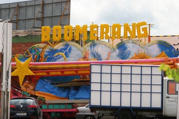 El tren Boomerang, atracción que fue cerrada por la policía por carecer de medidas de seguridad. (Foto: Xesús Fariñas)
