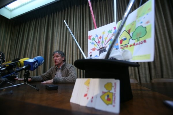 El mago Tanito, durante la rueda de prensa que ofreció ayer en el Ateneo de Ourense. (Foto: Daniel Atanes)