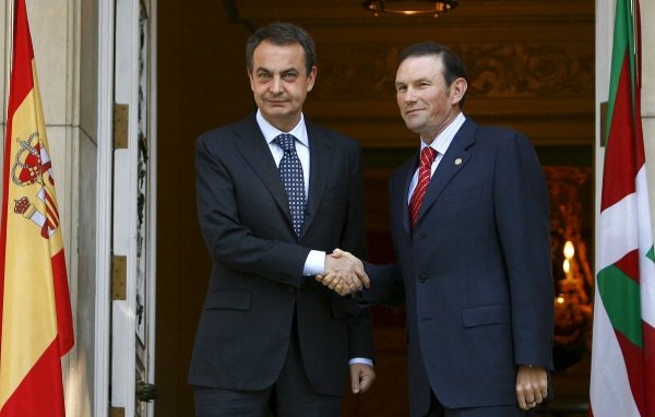 Zapatero e Ibarretxe antes de la reunión. (Foto: J.J. Guillén)