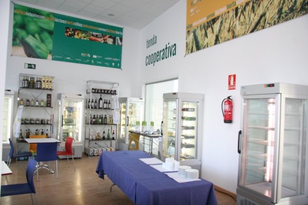 Interior del Centro Transfronterizo de Verín, en una sala que expone productos de la comarca. (Foto: Xesús Fariñas)