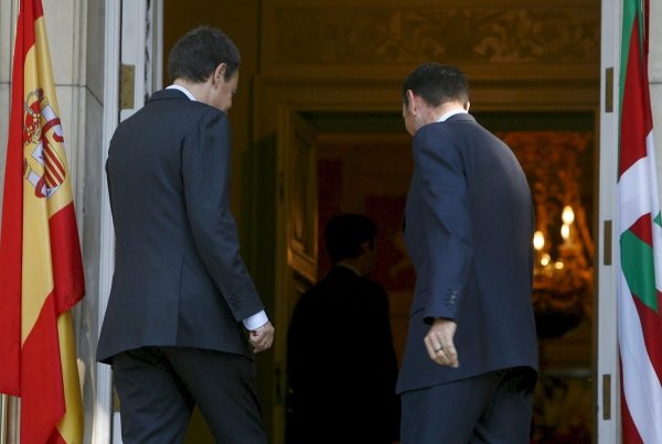 Zapatero e Ibarretxe antes de la reunión mantenida en la Moncloa. (Foto: J.J. Guillén)