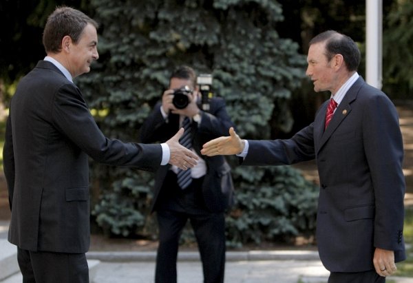 El presidente del Gobierno recibiendo al lehendakari vasco. (Foto: J.J. Guillén)