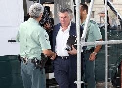 Juan Antonio Roca, escoltado por dos guardias civiles. (Foto: Archivo)