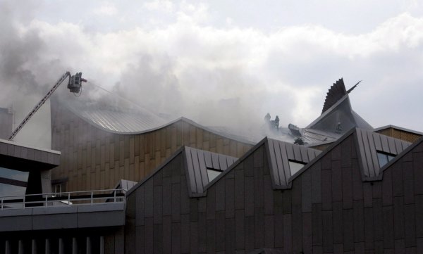 Los bomberos se afanan en la extinción del incendio del edificio de la Filarmónica de Berlín. (Foto: Arno Burgi)