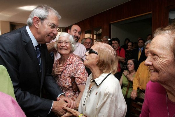 El presidente de la Xunta visitó las instalaciones de la Sociedad de Recreo de los Ancianos. (Foto: Ana Varela)