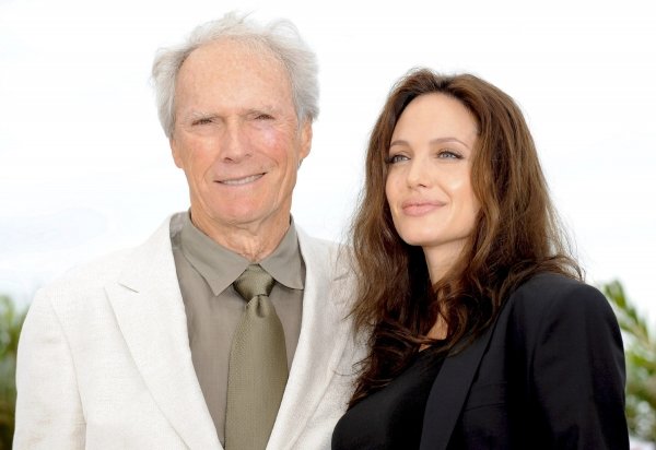 Clint Eastwood junto a Angelina Jolie.