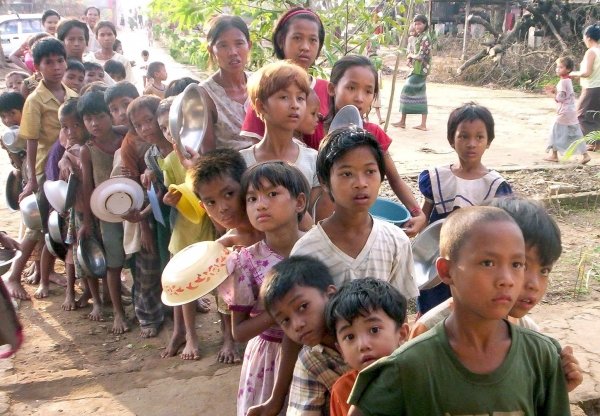 Niños birmanos hacen cola para recibir alimentos.