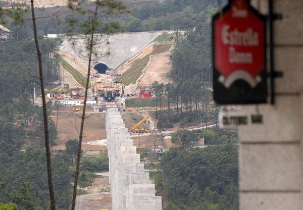 Siete viaductos y tres túneles El subtramo Amoeiro-Maside-Carballiño cuenta con siete viaductos (entre ellos el Arenteiro, de casi 1.500 metros, que sufrió un accidente el pasado mes de septiembre que obligó al derribo de parte de la estructura ya constru