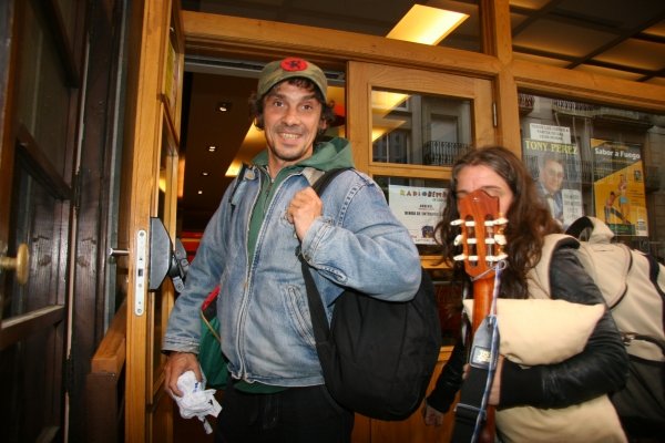 Manu Chao y uno de sus músicos a la llegada al Xesteira. (Foto: Xesús Fariñas)