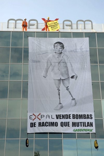 Los activistas desplegaron una pancarta en la fachada de Expal. (Foto: Pedro Armestre)