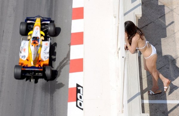 Una joven en bikini observa el paso de Alonso.