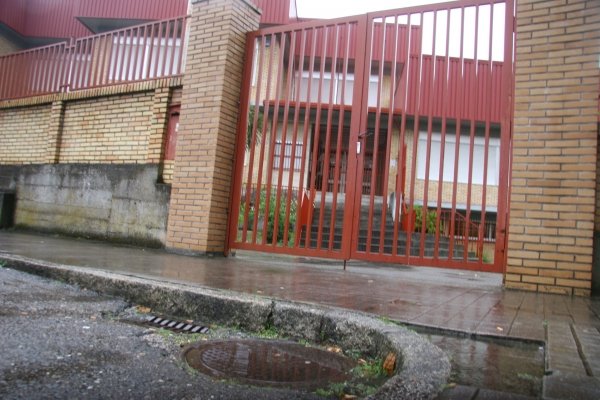 Acceso al instituto de Portovello, en As Lagoas, donde se produjo el vertido al alcantarillado. (Foto: Xesús Fariñas)