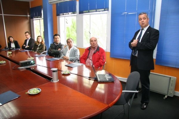Los participantes en la visita atienden las explicaciones de Javier Currás, director de la planta. (Foto: Xesús Fariñas)